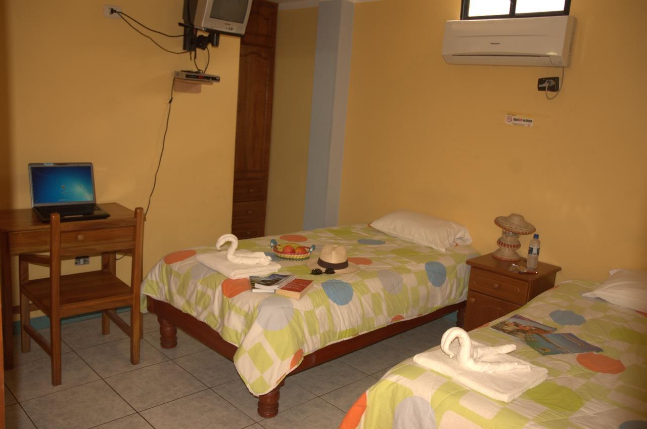 Hostal Leon Dormido Puerto Baquerizo Moreno Exterior foto
